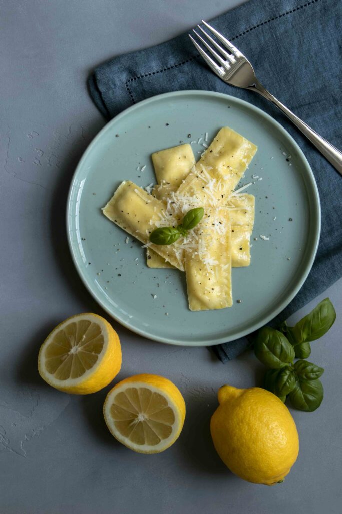Ravioli mit Zitronen-Ricotta Füllung an Zitronenbutter - Cookinesi