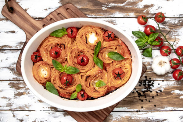 Spaghetti-Nester mit Tomaten, Mozzarella und Basilikum - Cookinesi Spaghetti-Nester mit Tomaten, Mozzarella und Basilikum - Cookinesi