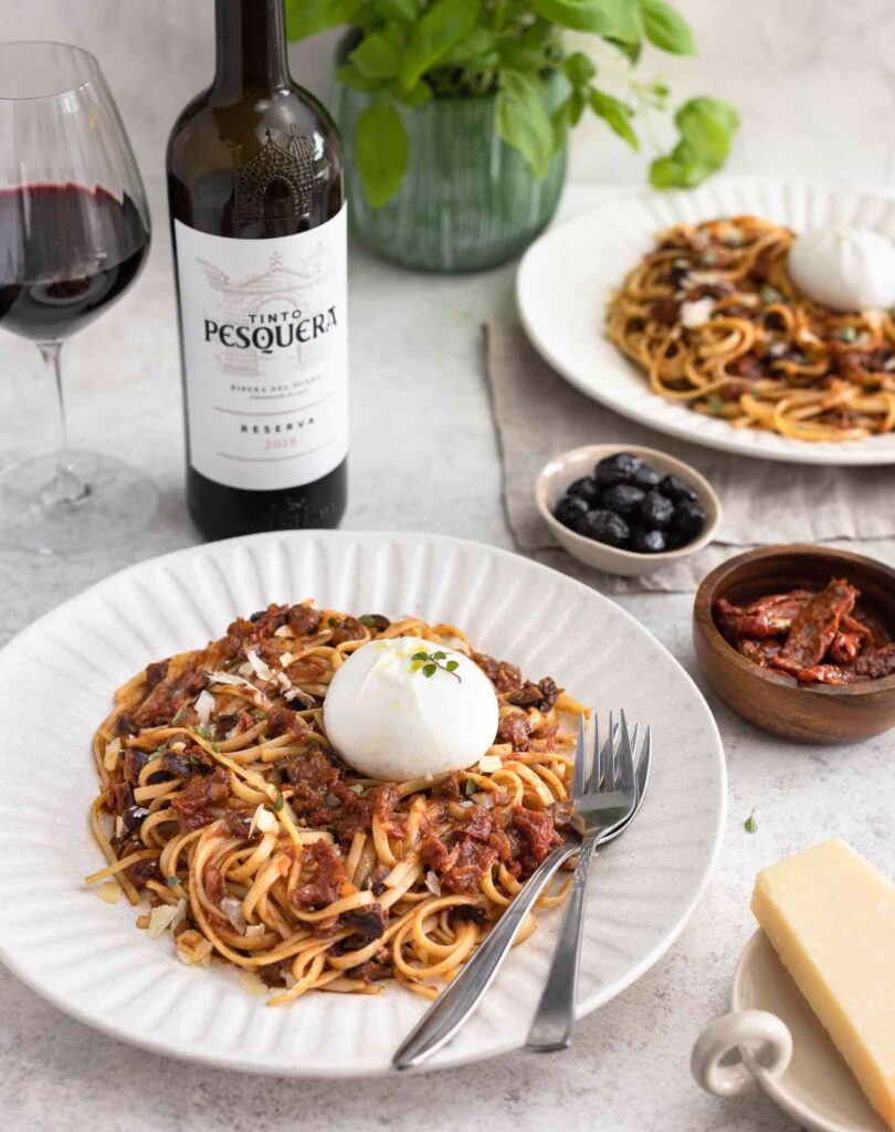 Bavette an Tomatensauce mit schwarzen Oliven und Burrata - Cookinesi