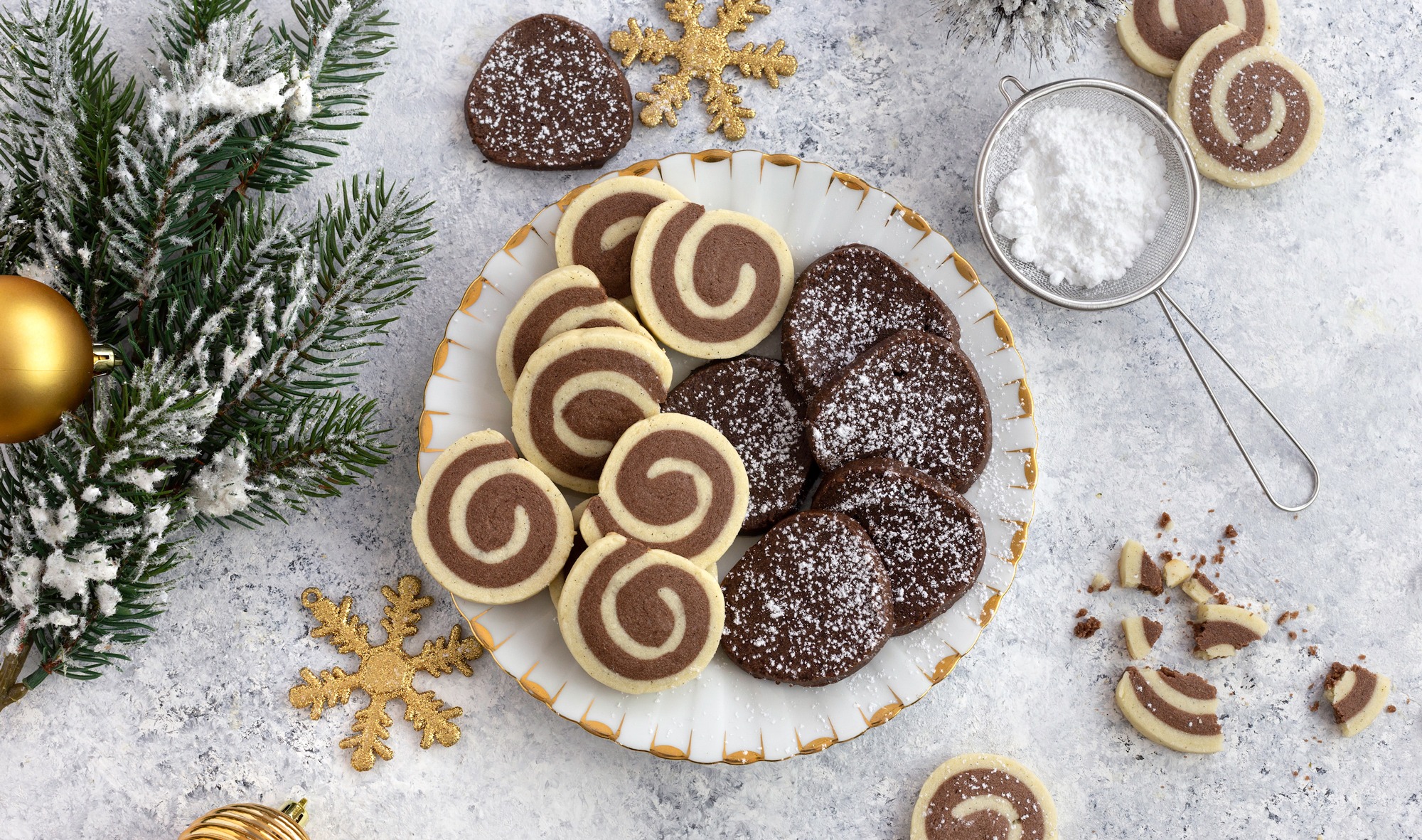 Zweifarbige Keks-Schnecken und Sablés